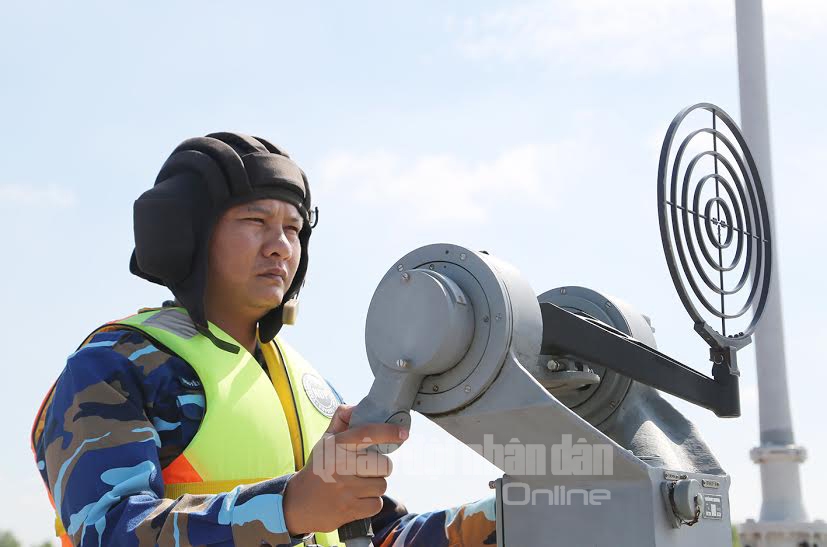 Pháo thủ AK-630 trên Tàu 273, Lữ đoàn 167 xử trí tình huống tác chiến phòng không.